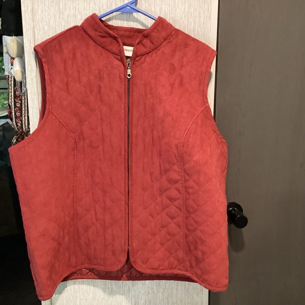 NWOT. Rebecca Malone Brand Women’s Brick Colored Puffer Vest Read Measurements